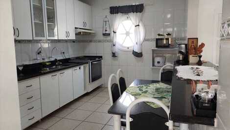 CASA INCRÍVEL EM CONDOMÍNIO FECHADO, NA QUADRA DA PRAIA!!