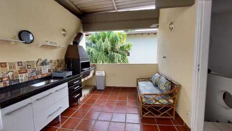 CASA INCRÍVEL EM CONDOMÍNIO FECHADO, NA QUADRA DA PRAIA!!