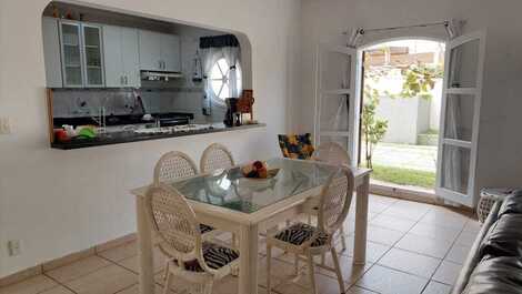 CASA INCRÍVEL EM CONDOMÍNIO FECHADO, NA QUADRA DA PRAIA!!