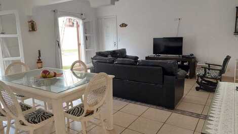 CASA INCRÍVEL EM CONDOMÍNIO FECHADO, NA QUADRA DA PRAIA!!