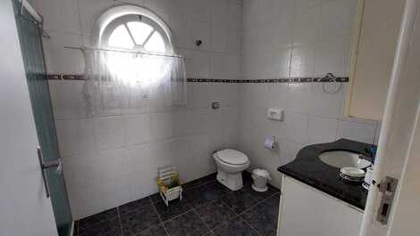 CASA INCRÍVEL EM CONDOMÍNIO FECHADO, NA QUADRA DA PRAIA!!