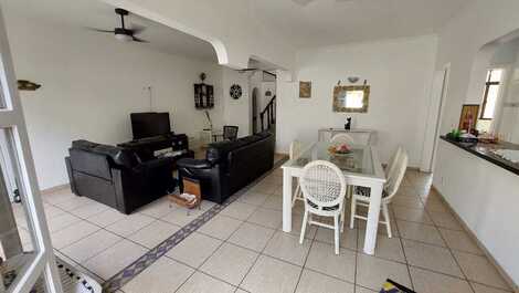 CASA INCRÍVEL EM CONDOMÍNIO FECHADO, NA QUADRA DA PRAIA!!