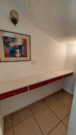 CASA INCRÍVEL EM CONDOMÍNIO FECHADO, NA QUADRA DA PRAIA!!