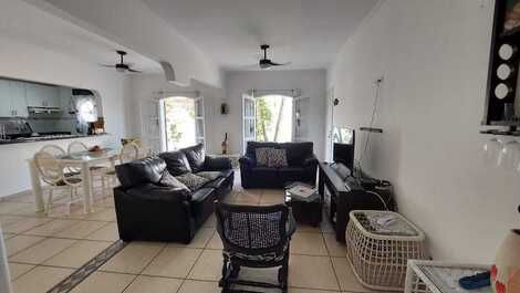 CASA INCRÍVEL EM CONDOMÍNIO FECHADO, NA QUADRA DA PRAIA!!