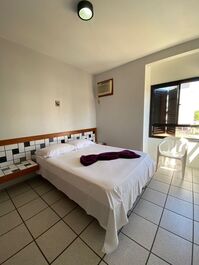 Quarto casal com ar condicionado.