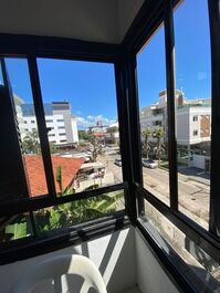 Janela frente rua quarto.