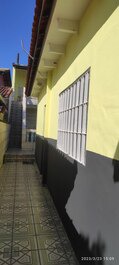 Lateral da entrada da casa 