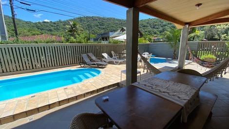 Ground floor house with swimming pool, 5 bedrooms, 50 meters from the sea