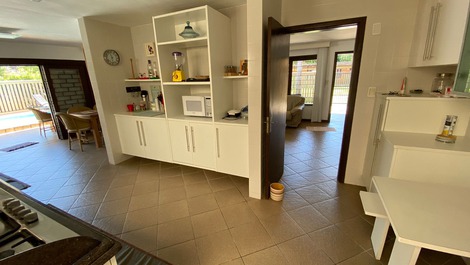 Ground floor house with swimming pool, 5 bedrooms, 50 meters from the sea