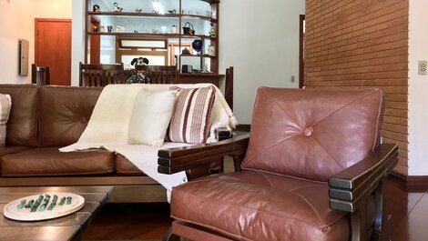 See this beautiful space 8 minutes from Capivari