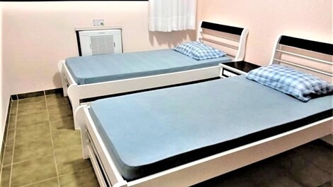 Quarto com bi-camas com ar condicionado. colchões adicionais, se necessário.