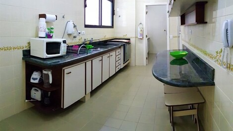 Ampla cozinha muito bem equipada