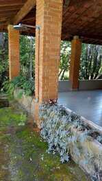 Chácara à beira do Rio Jaguari em meio a montanhas e reserva florestal