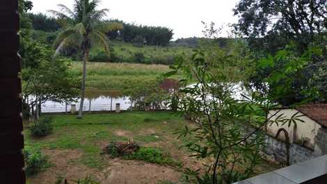 Chácara à beira do Rio Jaguari em meio a montanhas e reserva florestal