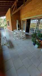 Chácara à beira do Rio Jaguari em meio a montanhas e reserva florestal