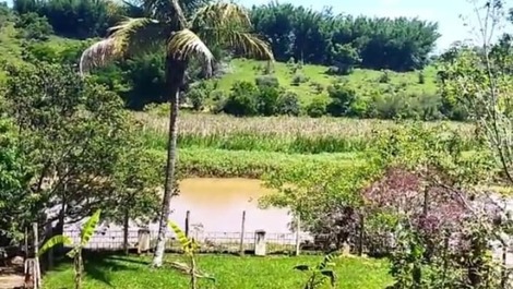 Chácara à beira do Rio Jaguari em meio a montanhas e reserva florestal