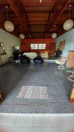 Chácara à beira do Rio Jaguari em meio a montanhas e reserva florestal