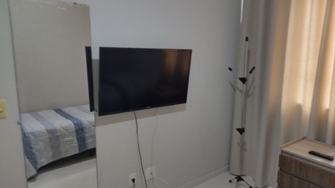 Quarto com tv e ar condicionado split inverter 