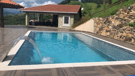 Piscina vista para salão jogos