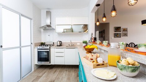 Incredible View on Capivari with 4 Bedrooms and Fireplace