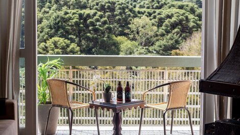 Incredible View on Capivari with 4 Bedrooms and Fireplace