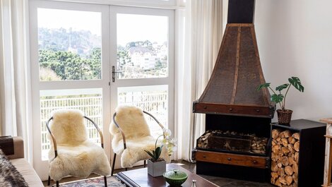 Incredible View on Capivari with 4 Bedrooms and Fireplace