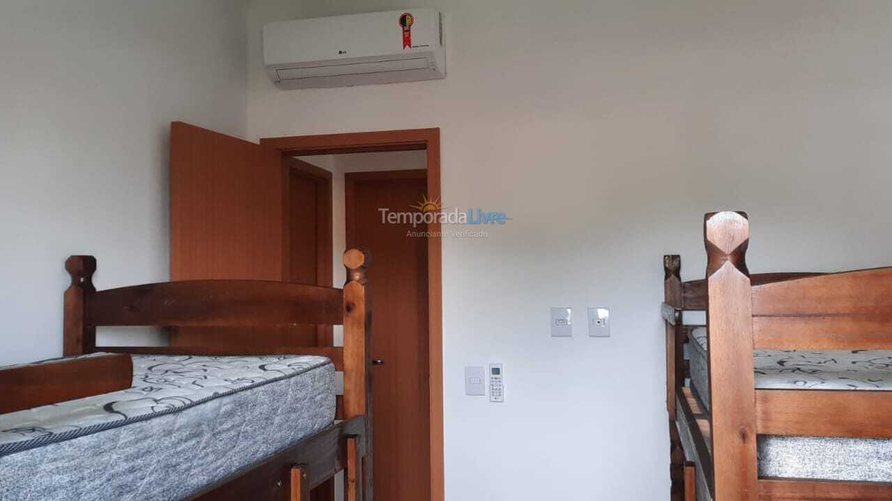 Apartamento para aluguel de temporada em Ubatuba (Praia das Toninhas)