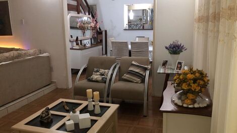 3 salas ( sala de estar, sala para leitura, sala de jantar) todas arejadas