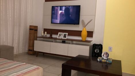 Sala de estar com ventilador de teto