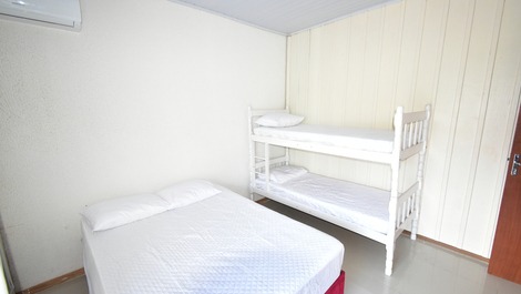 CASA MARFIM * 3 QUARTOS * PISCINA * 650 mts da Praia de Mariscal.