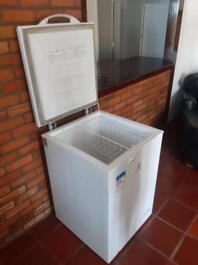 Sala de estar com freezer