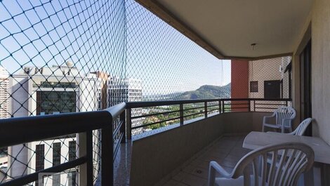 Varanda com vista para lagoa e motanhas.