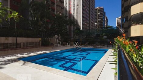 Piscina ao lado da sauna e mini-mercado de conveniência.