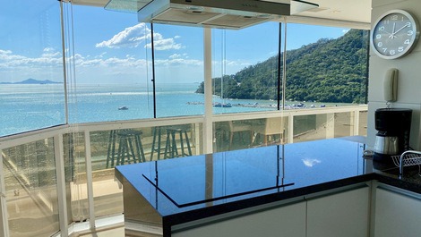 ¡FRENTE AL MAR! BALCÓN CON BARBACOA; 3 SUITES; 4 BAÑOS; 2 PUNTOS; AIRE;