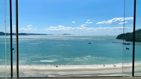 ¡FRENTE AL MAR! BALCÓN CON BARBACOA; 3 SUITES; 4 BAÑOS; 2 PUNTOS; AIRE;