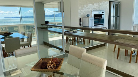 ¡FRENTE AL MAR! BALCÓN CON BARBACOA; 3 SUITES; 4 BAÑOS; 2 PUNTOS; AIRE;