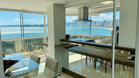 ¡FRENTE AL MAR! BALCÓN CON BARBACOA; 3 SUITES; 4 BAÑOS; 2 PUNTOS; AIRE;