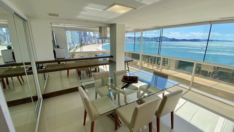 ¡FRENTE AL MAR! BALCÓN CON BARBACOA; 3 SUITES; 4 BAÑOS; 2 PUNTOS; AIRE;