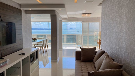 ¡FRENTE AL MAR! BALCÓN CON BARBACOA; 3 SUITES; 4 BAÑOS; 2 PUNTOS; AIRE;