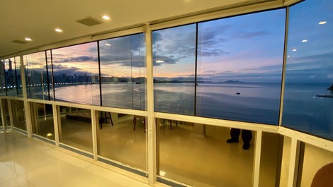 ¡FRENTE AL MAR! BALCÓN CON BARBACOA; 3 SUITES; 4 BAÑOS; 2 PUNTOS; AIRE;