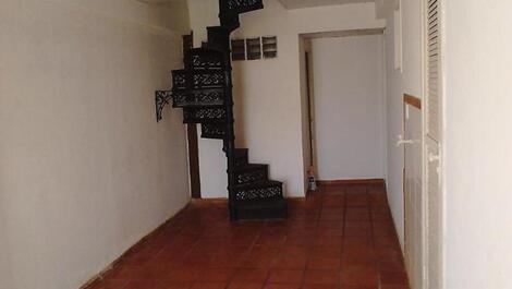 Garagem e acesso ao segundo piso