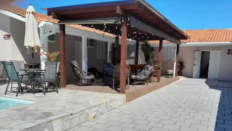 Pergolado e vista da entrada da casa