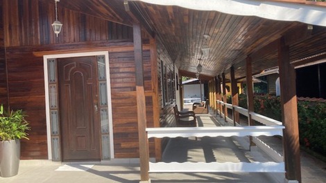 Casa de una sola planta con piscina en una calle tranquila en el condominio Morada da Praia