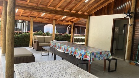 Casa de una sola planta con piscina en una calle tranquila en el condominio Morada da Praia