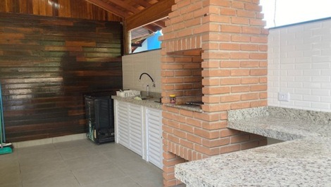 Casa de una sola planta con piscina en una calle tranquila en el condominio Morada da Praia