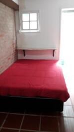 Quarto com 1 cama de casal e 1 de solteiro