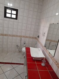 Apartamento espaçoso e completo próximo a praia
