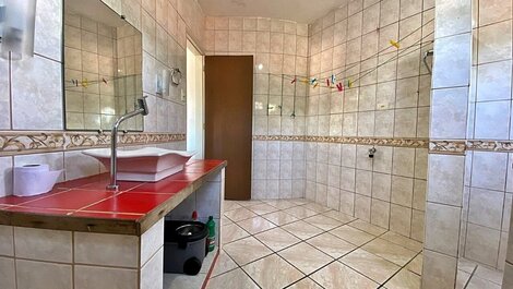 Apartamento espaçoso e completo próximo a praia