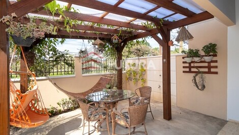 CASA EN ALQUILER POR TEMPORADA – MARISCAL – BOMBINHAS/SC (LC141F)