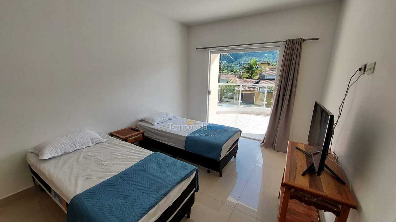 Casa para alquiler de vacaciones em Caraguatatuba (Massaguaçu)